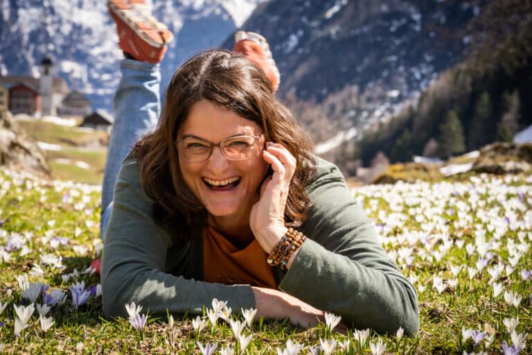 Brigitte in den Blumen am Boden liegnd