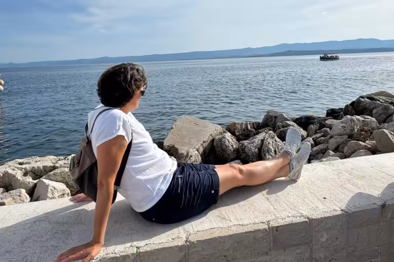 Brigitte sitzend am Meer