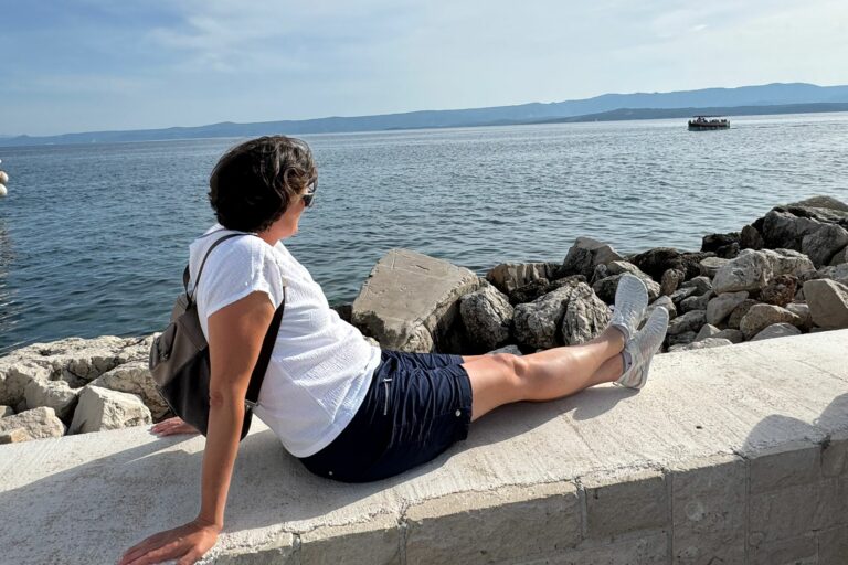 Brigitte sitzend am Meer