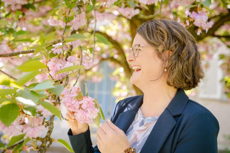 Brigitte mit Baumblüten 25