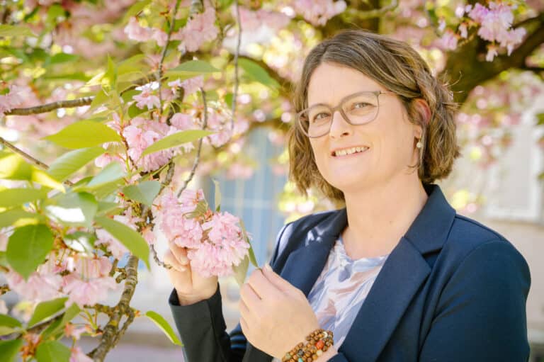 Brigitte mit Blüte