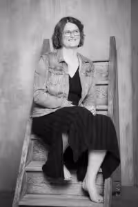 Brigitte mit Kleid auf Treppe schwarz/weiss