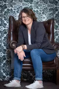 Brigitte auf Sessel Business